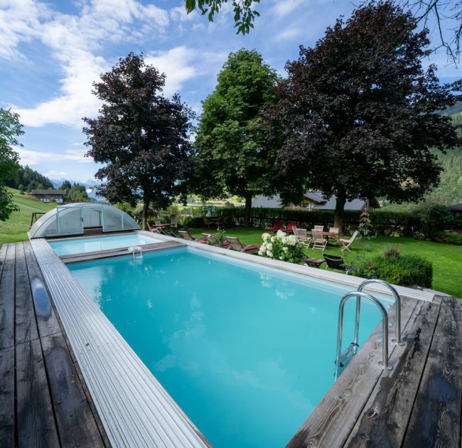 Überdachter Außenpool mit Liegewiese