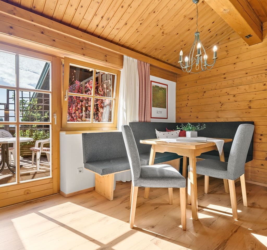 Esstisch mit genügend Platz für die ganze Familie