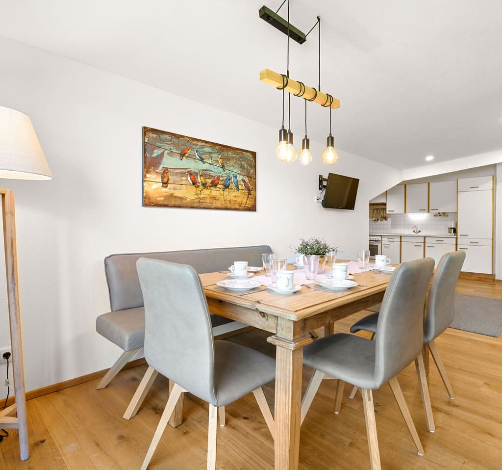 Esstisch mit genügend Platz für die ganze Familie