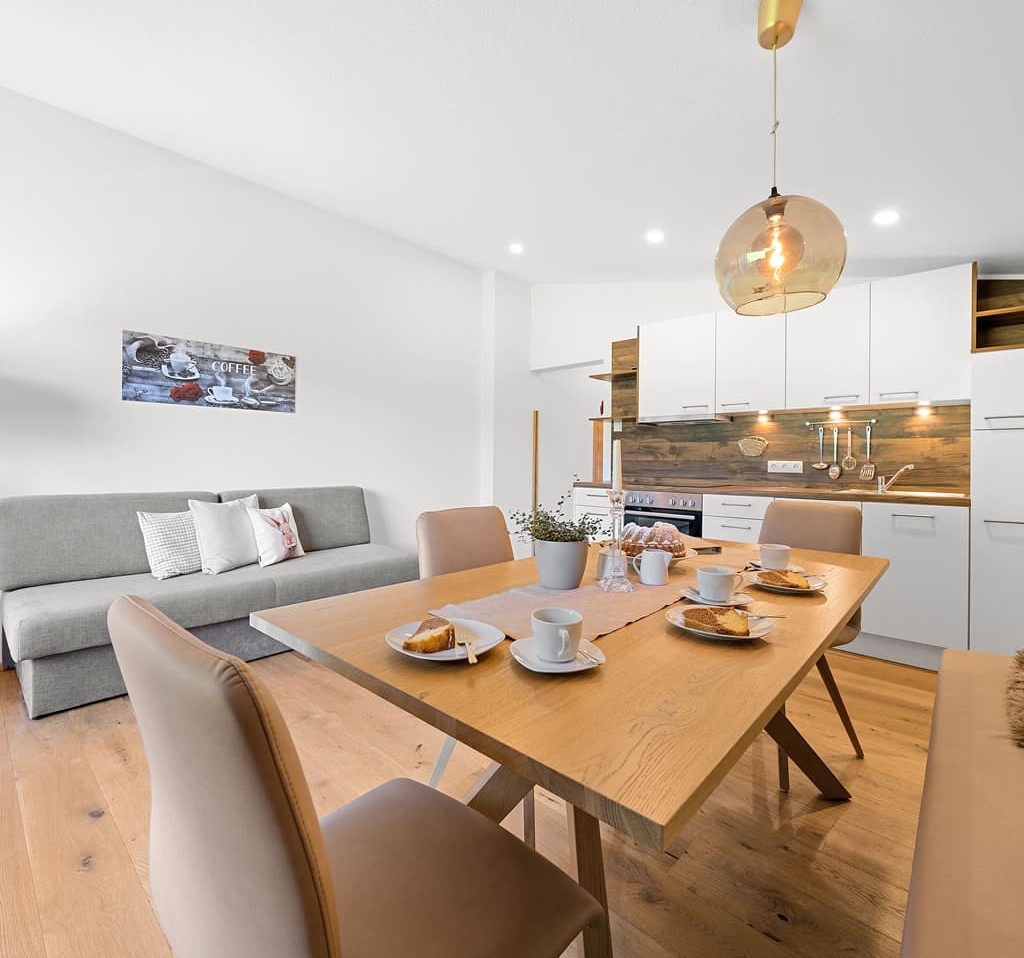 Esstisch mit genügend Platz für die ganze Familie