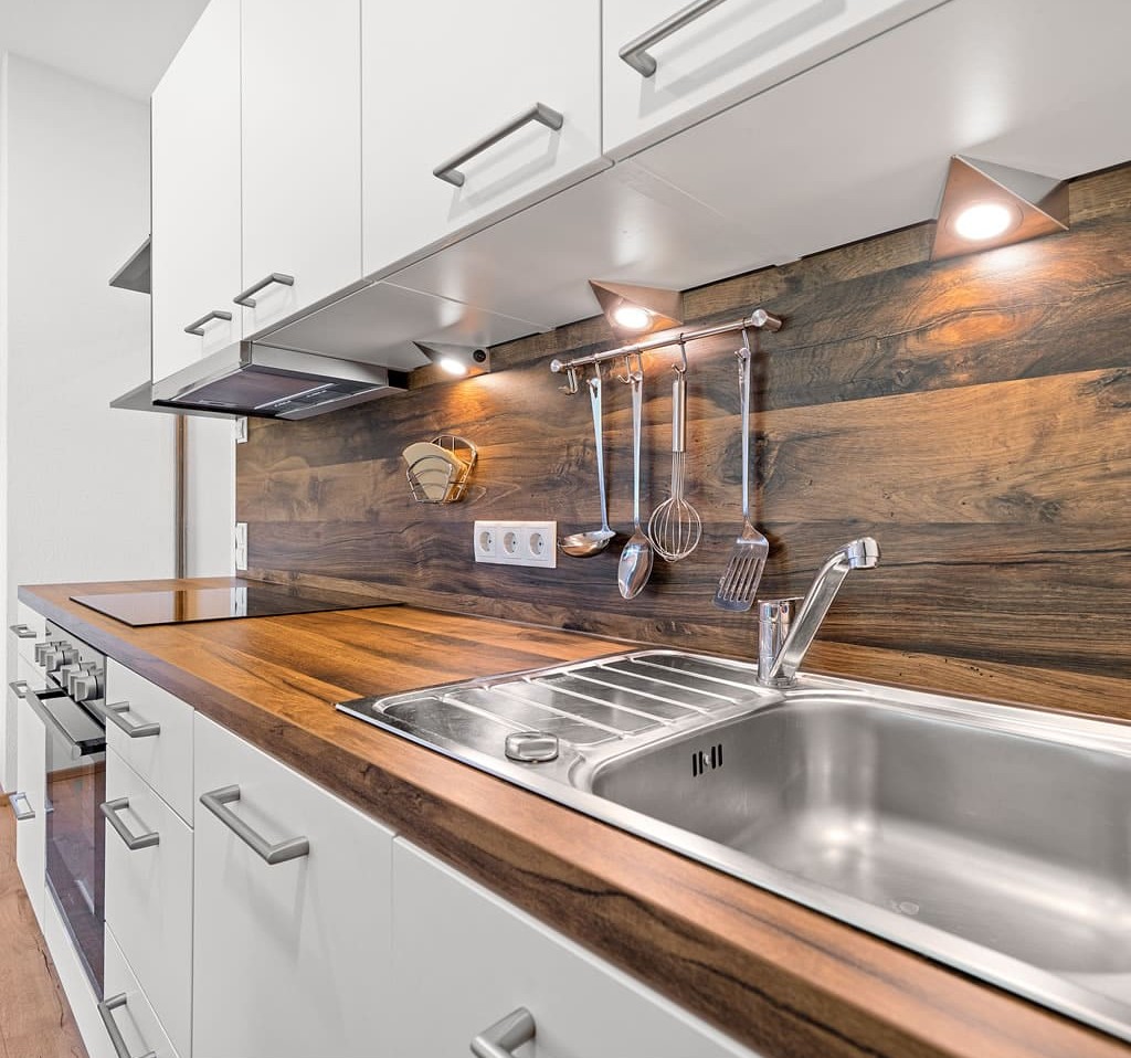 Moderne Küchen mit allen notwenigen Elektrogeräten