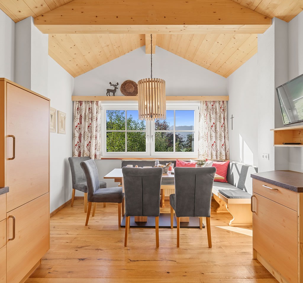 Esstisch mit genügend Platz für die ganze Familie