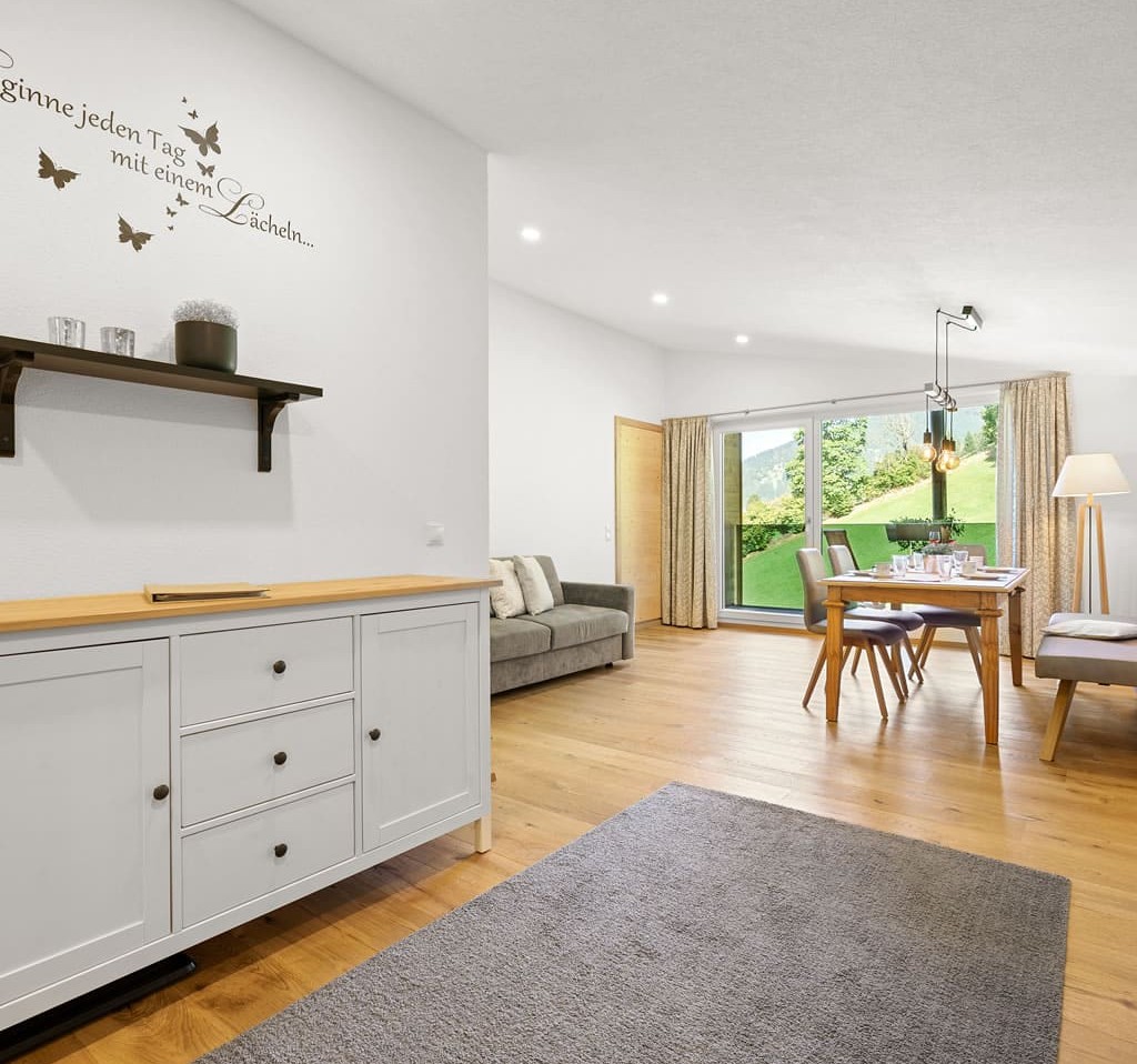 Esstisch mit genügend Platz für die ganze Familie