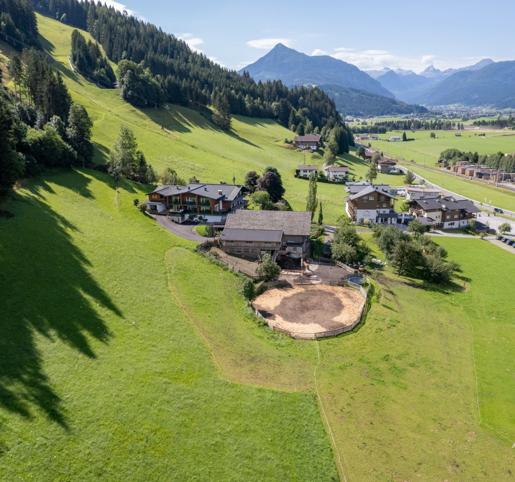 Luftaufnahme Ortnergut mit Reitplatz