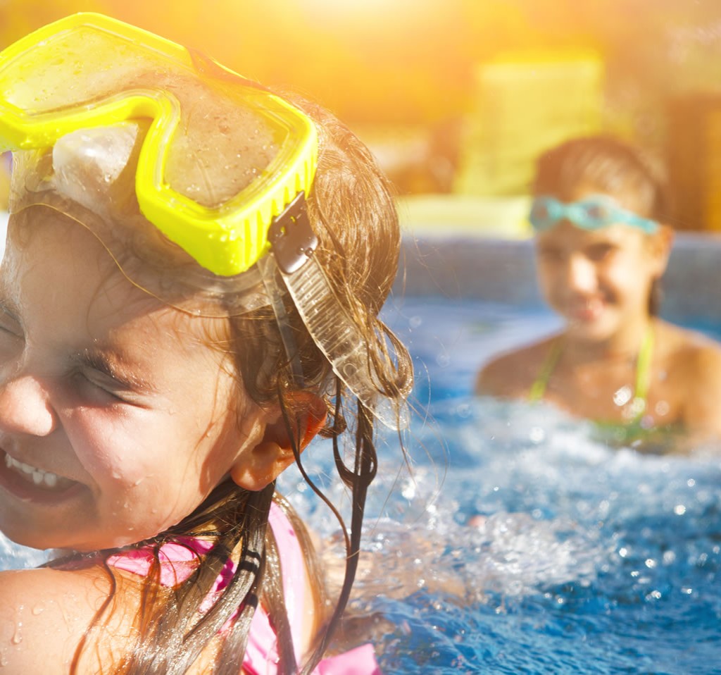 Kinder haben Spaß beim Schwimmen und Plantschen