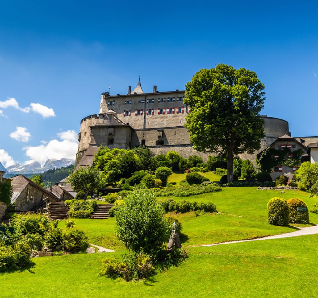 Erlebnisburg Hohenwerfen mit Landesfalknereimuseum und Greifvogelschau