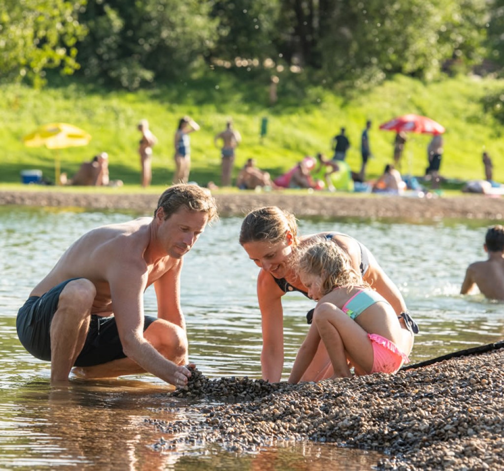 Familie spielt am Badesee Eben