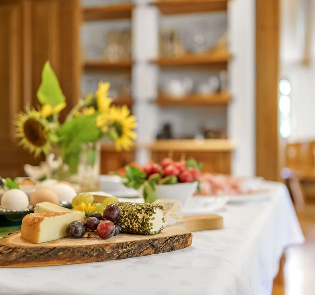 Reichhaltiges und regionales Frühstücksbuffet mit Käsespezialitäten