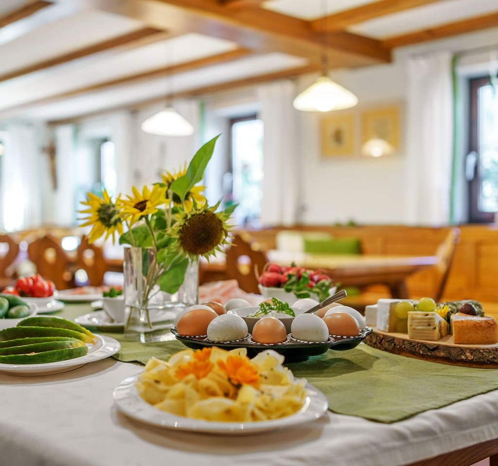 Reichhaltiges und regionales Frühstücksbuffet mit Käsespezialitäten