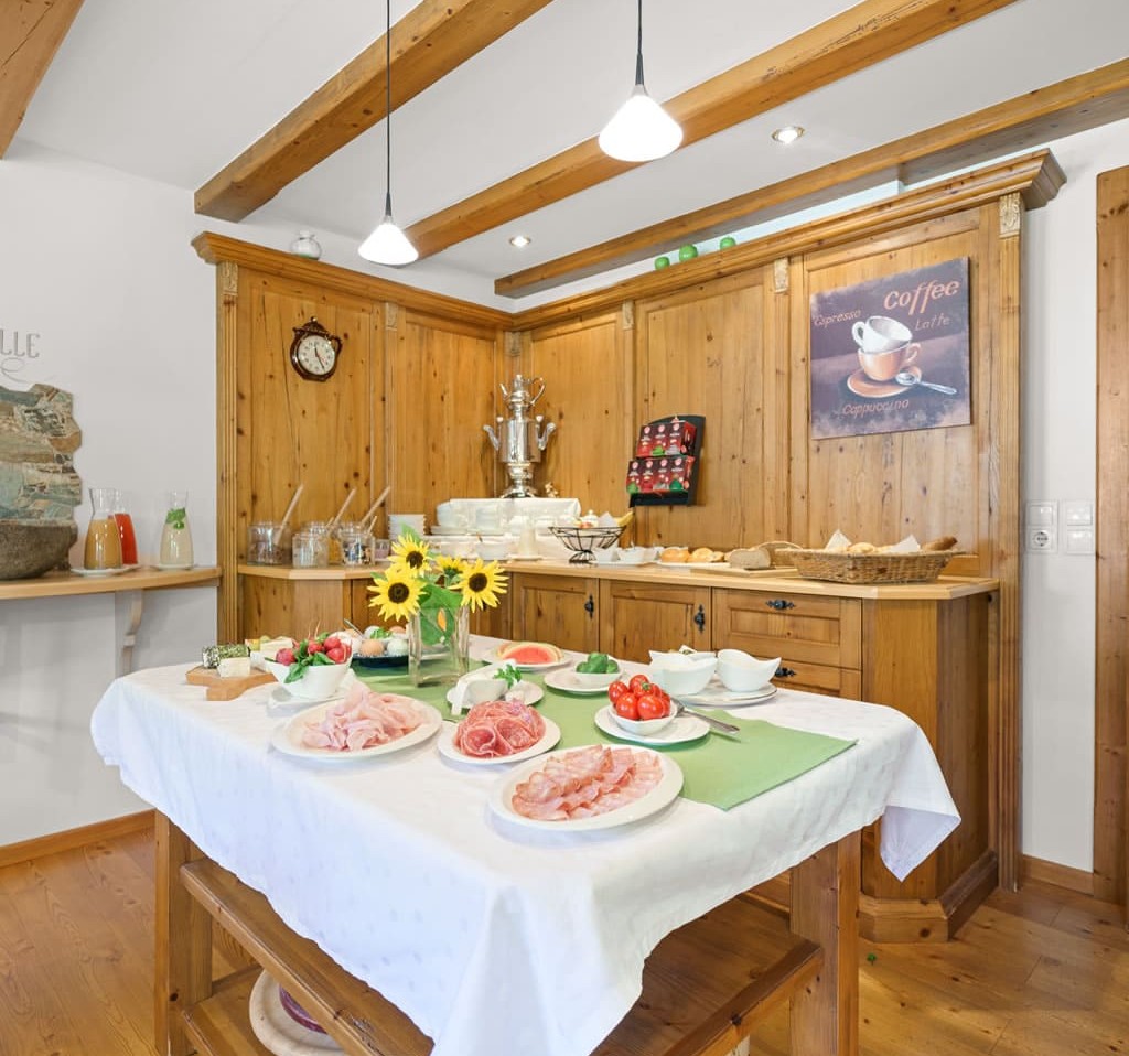 Reichhaltiges und regionales Frühstücksbuffet mit Wurst- und Schinkenspezialitäten