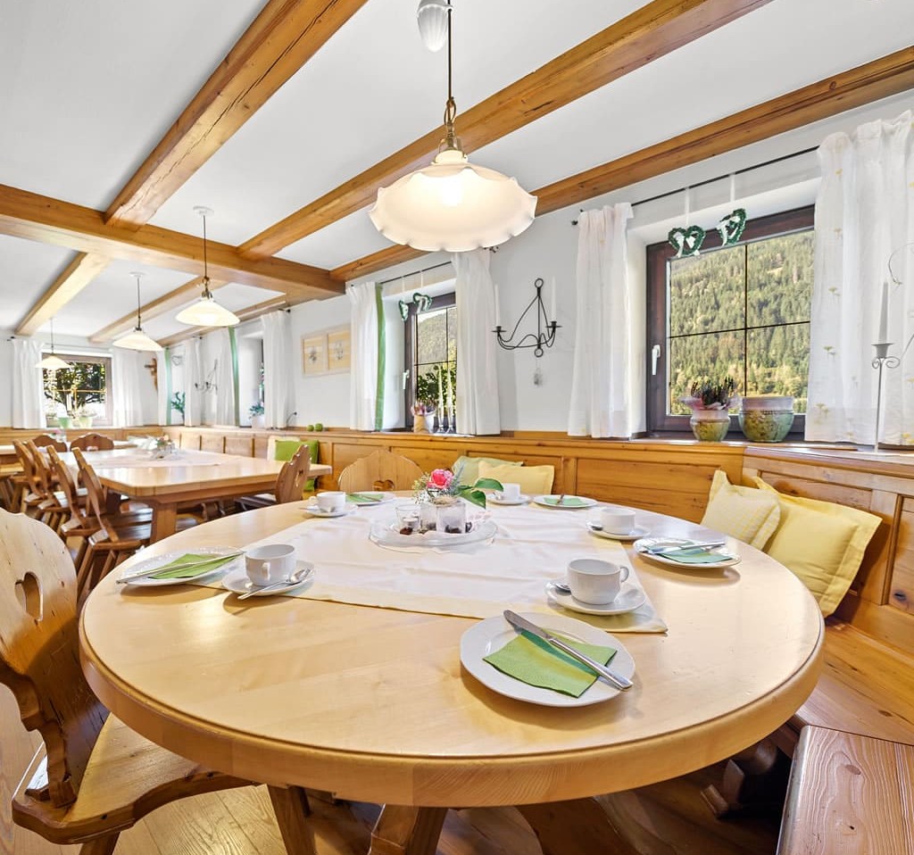 Große Tische mit genug Platz für die ganze Familie