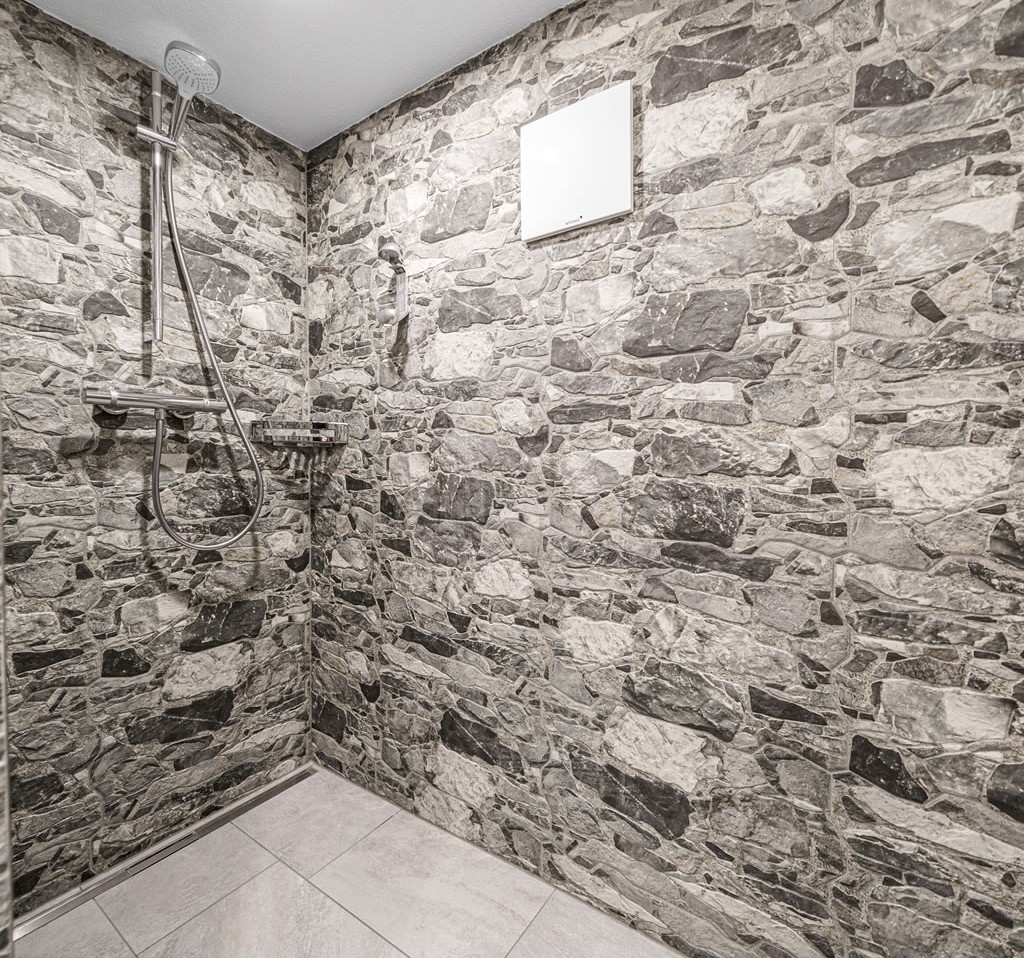 Große Dusche im Wellnessbereich