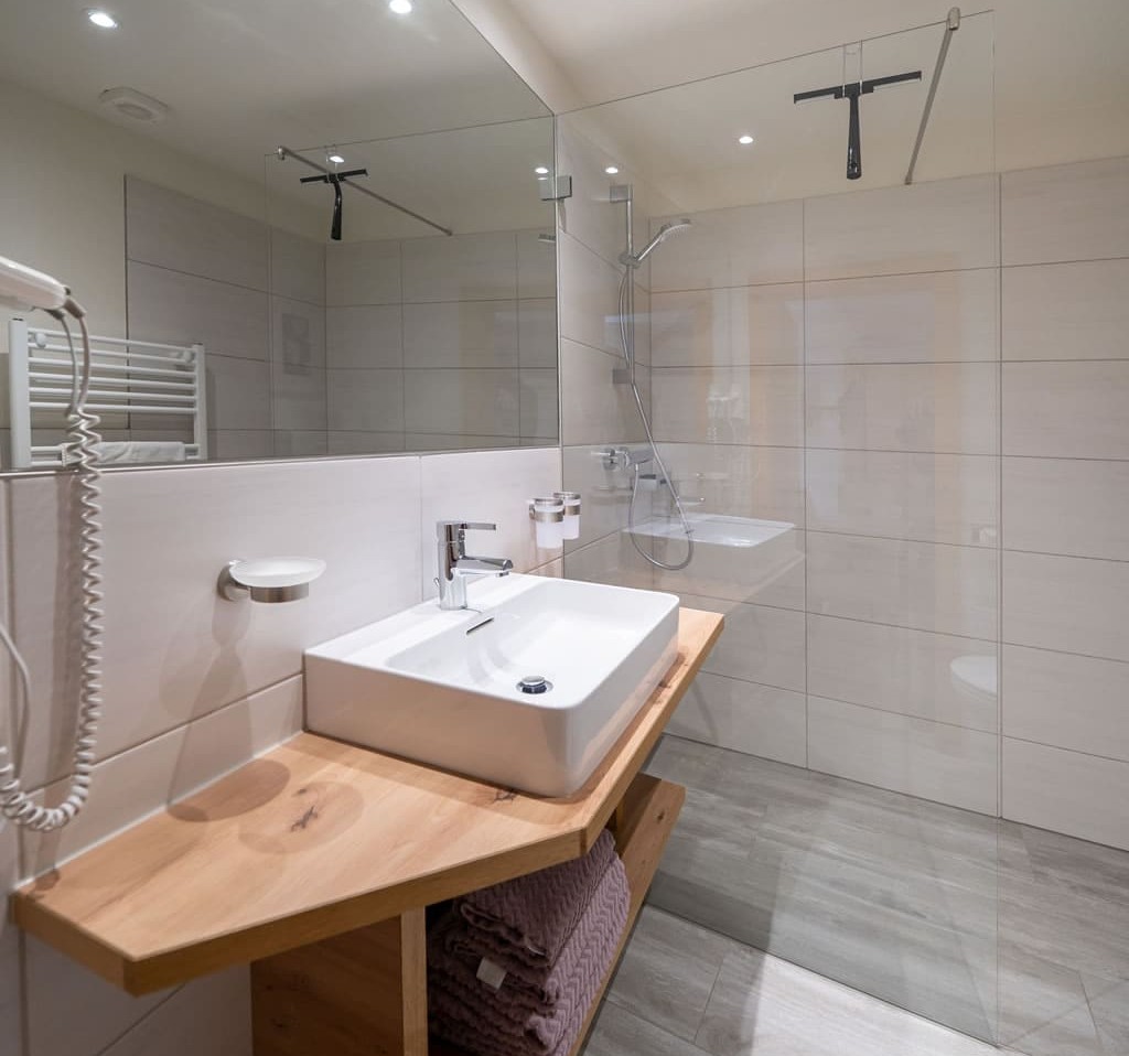 Badezimmer mit Dusche/WC