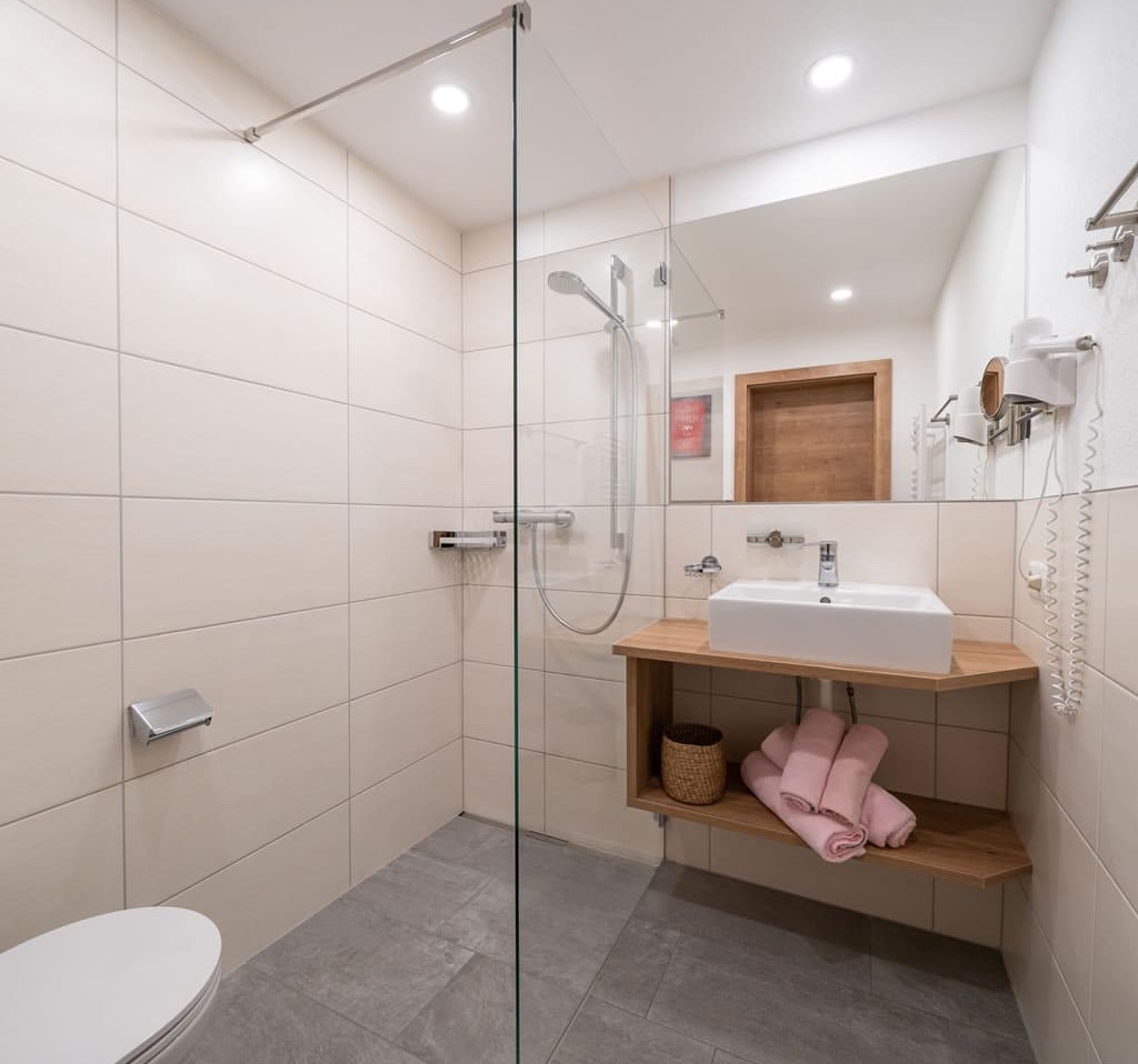 Badezimmer mit Dusche/WC