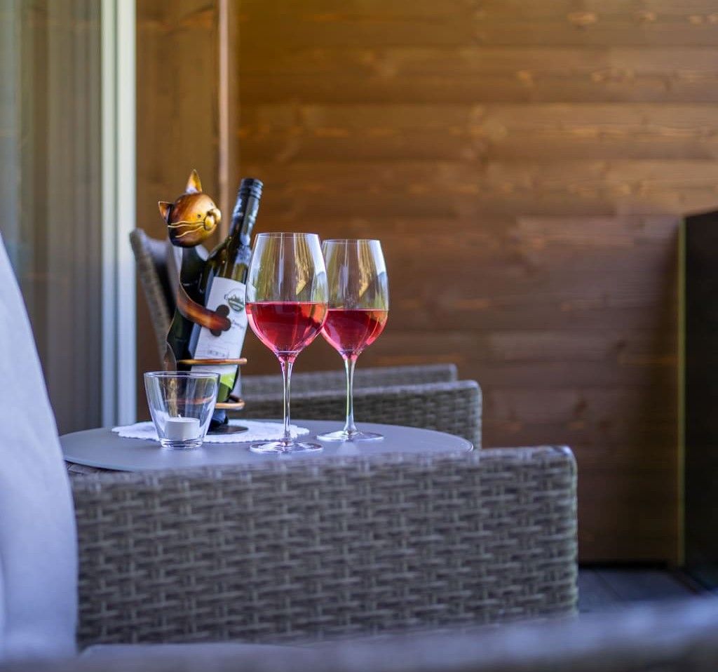 Gemütlich ein Glas Wein auf der Terrasse genießen