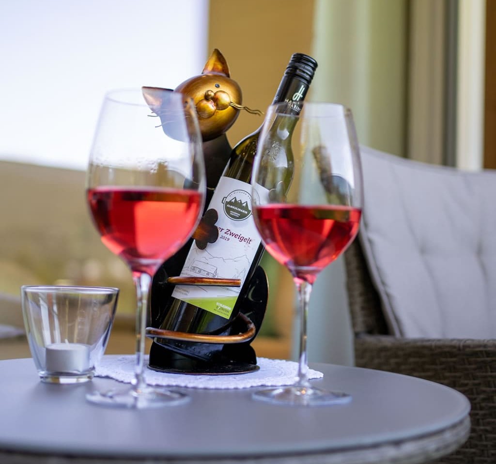 Gemütlich ein Glas Wein auf der Terrasse genießen