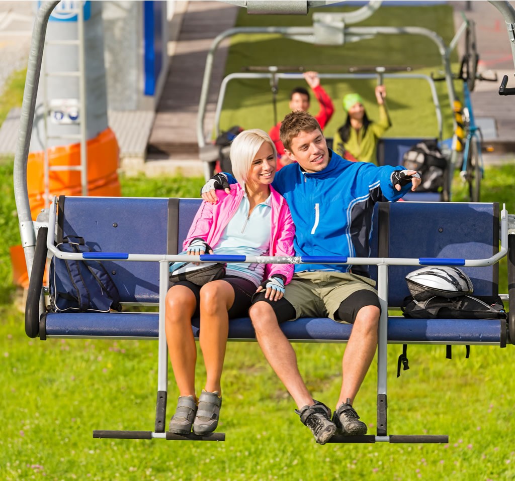 Gemütlich Wandern beim Sommerliftfahrten © Shutterstock